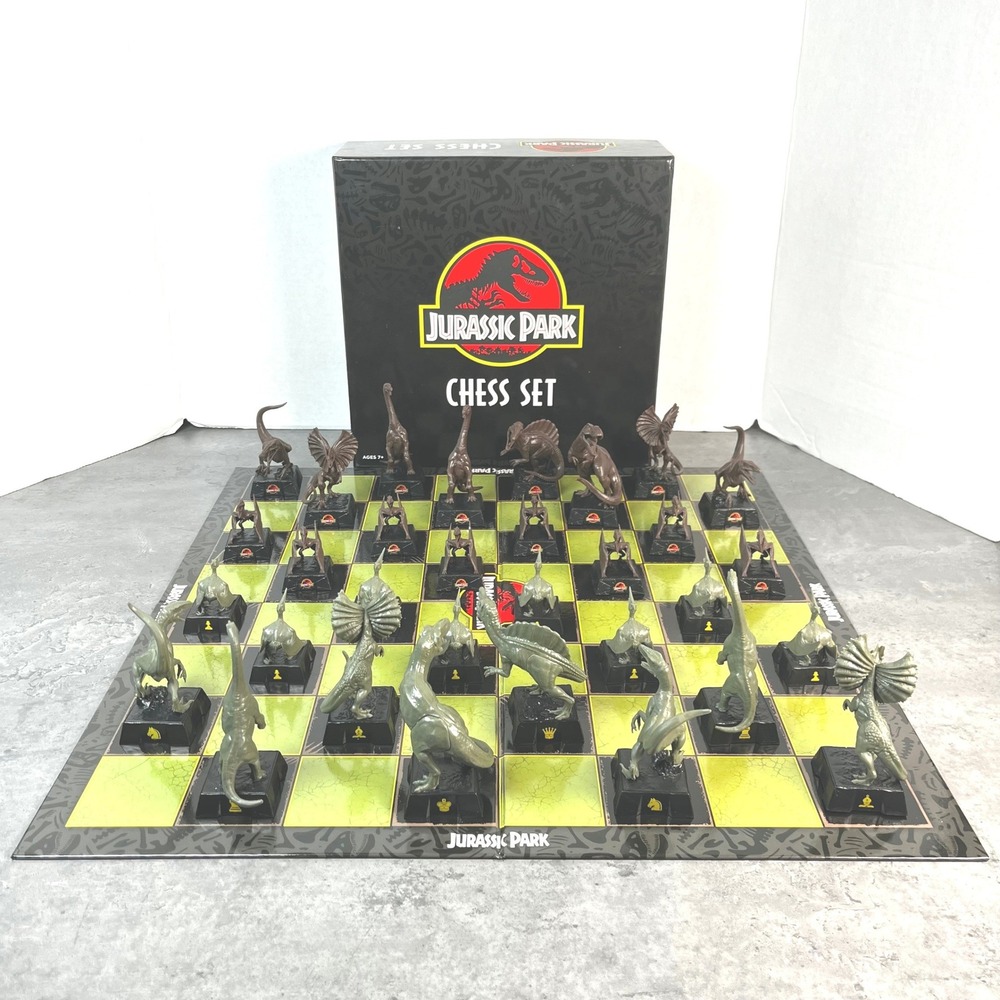 The‎ Noble Collection Jurassic Park Chess Set Dinosaur Figures NN2421 Universal